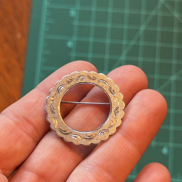 Silver round pin brooch - Picture 5 of 5